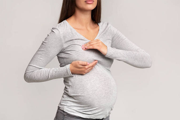怀男孩的孕早期特征是胸部变大还是变小呢?