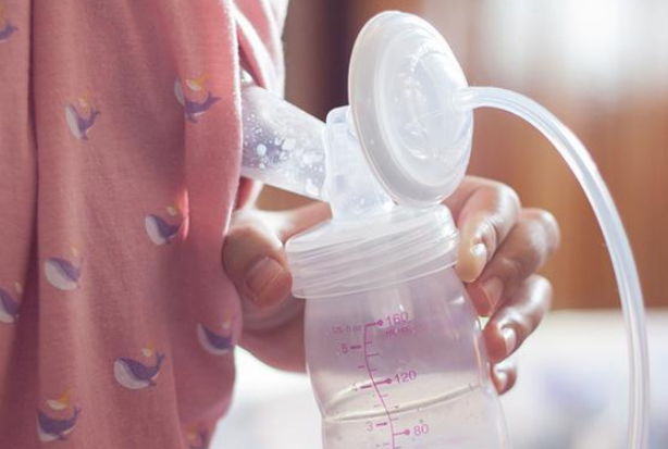 母乳可以吸出来后泡冷水里保存吗？