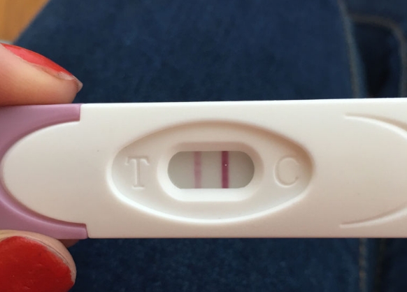 怀孕了用验孕棒测出来一深一浅和男孩女孩有关吗？