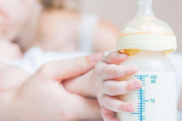 新生儿奶量和次数标准图表分享，奶量随着天数增加而变化