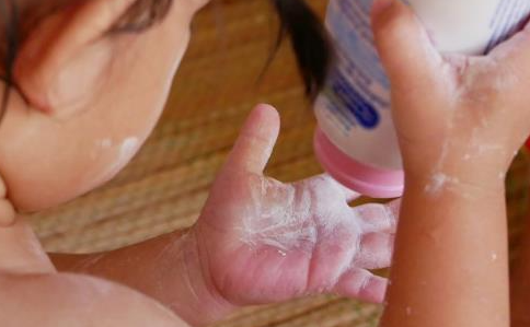 一般不建议给女婴用爽身粉是有原因的，主要是可能造成感染