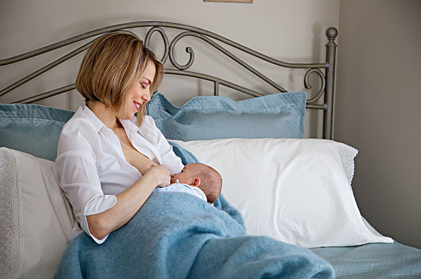 刚出生8天的新生儿喂完奶不拍嗝直接让他侧躺睡觉行不行啊？
