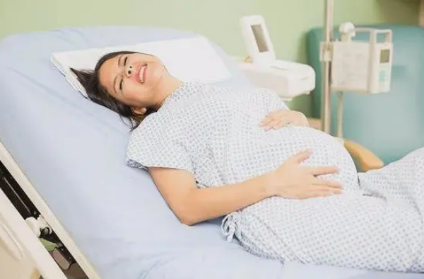胎位不正不治疗胎儿会自己转过来吗？