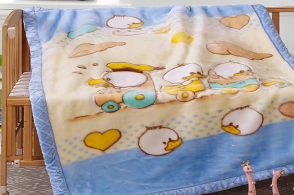 为什么新生儿不建议冬天盖毛毯子睡觉呢？
