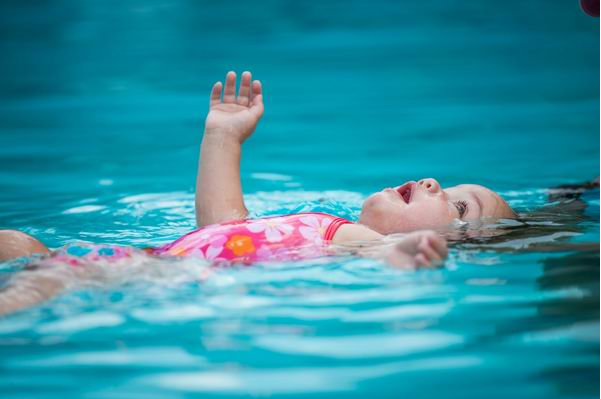 医生为什么不建议婴儿游泳，除了呛水还有这三个原因