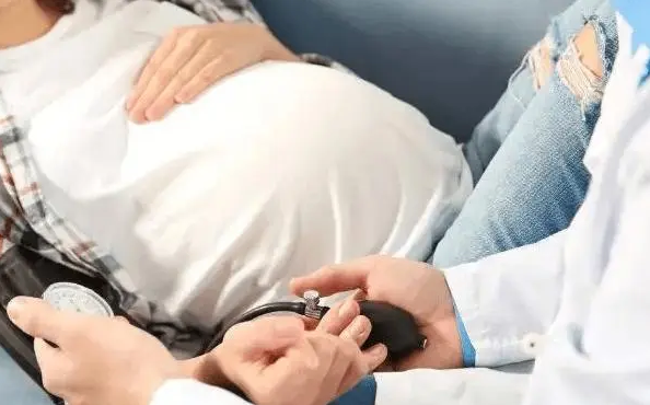 胎盘早剥跟孕妇长期保持一个睡姿睡觉有关系吗？