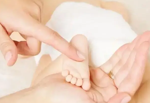 婴儿抚触操的操作方法，了解步骤后轻松上手