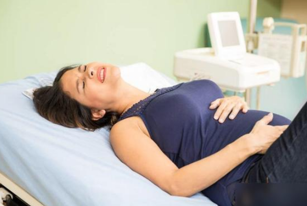 临床上宫缩的时候孕妇有什么表现，不同时期症状不同