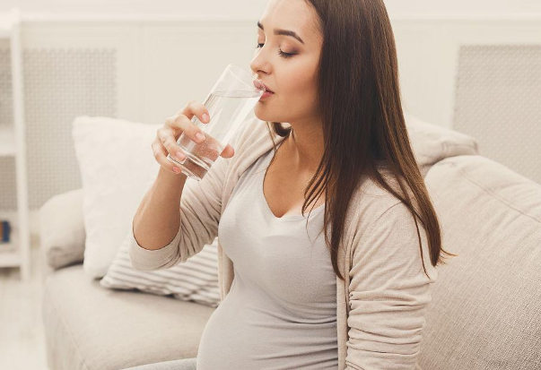 孕囊偏小医生让多喝水有用吗？