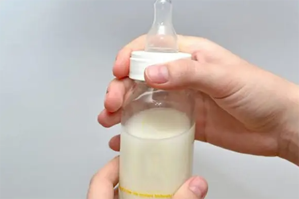 奶粉放久了不能完全溶解于水中还能给宝宝喝吗?