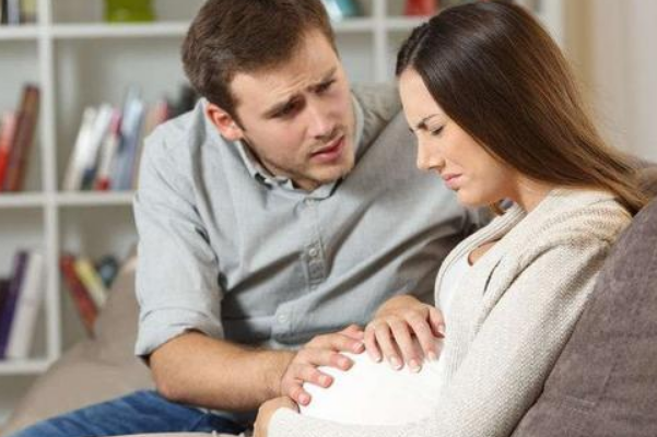 预产期时孕妇半夜宫缩频繁可以等到早上再去医院吗？