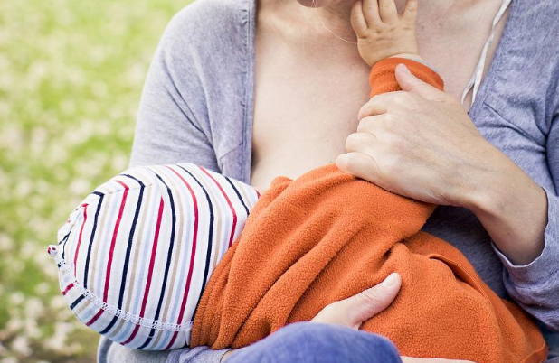 母乳真的是随时吃随时产还是都存在乳房内呢？