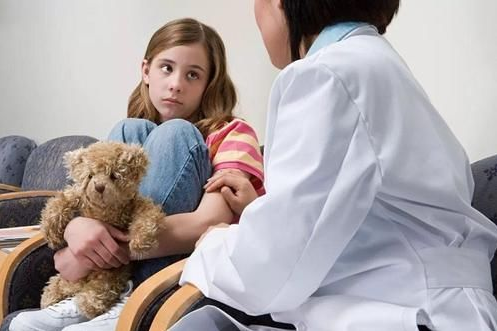 为何9岁女孩性早熟打抑制性针剂干预治疗4年后家长后悔了?