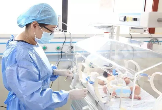 新生儿如果呼吸有疾病的话需要进入保温箱治疗