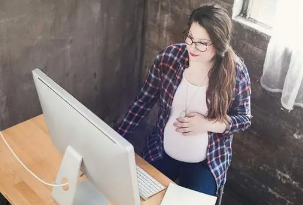 孕早期宫内少量积液可以坐着工作8小时吗？
