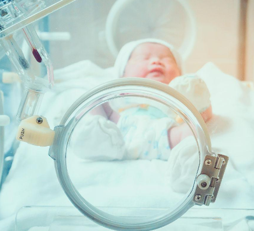 30周早产儿在三甲医院保温箱住一天的收费标准是多少？