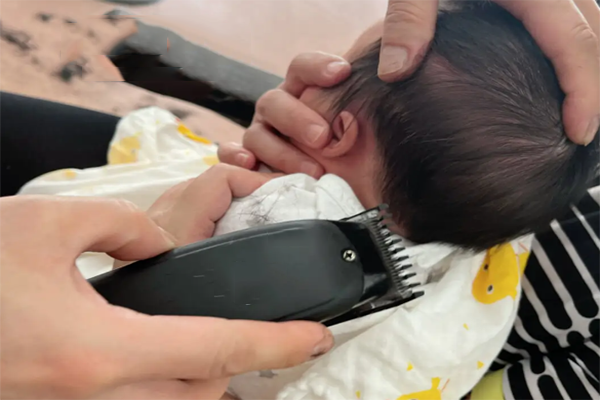 婴儿第一次理发留多少毫米以后头发才长得好呢?